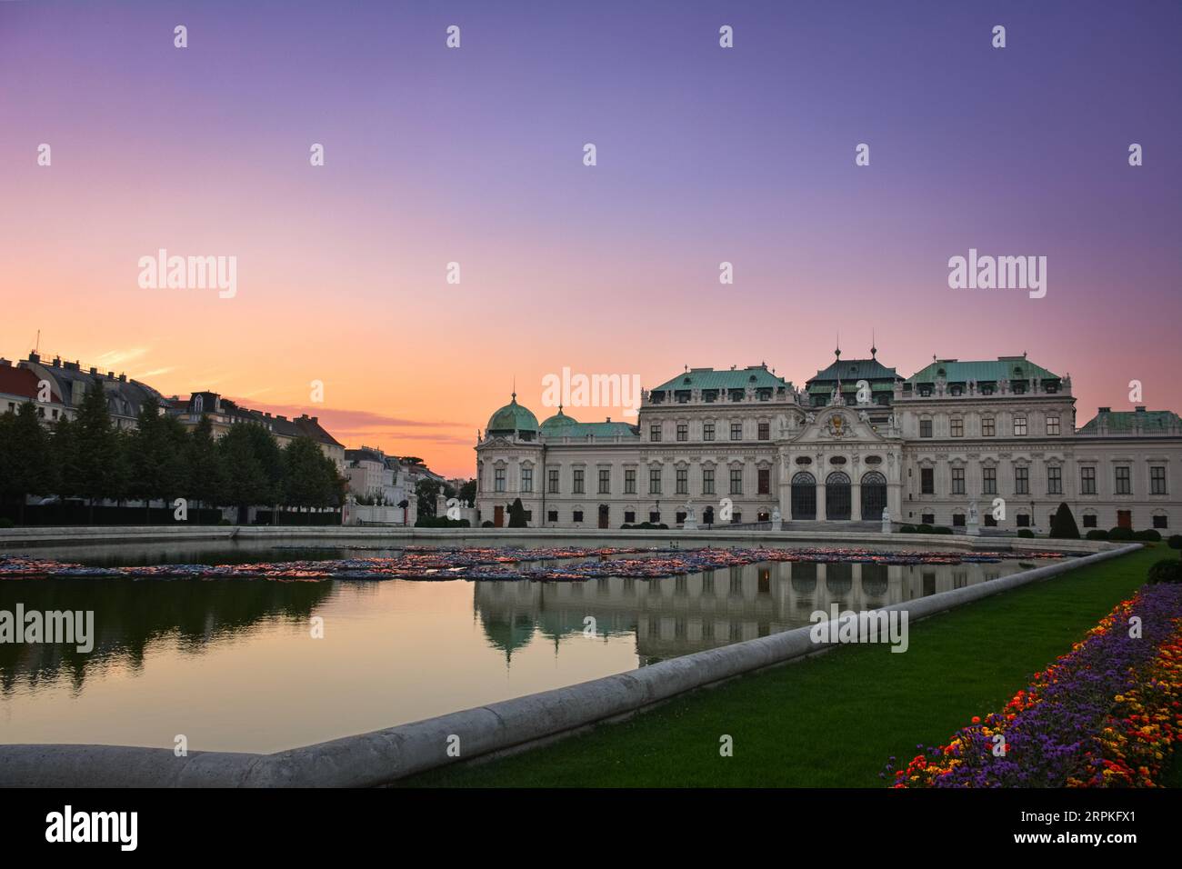 Eine magische Dämmerungsszene am Oberen Belvedere - Wien, Österreich Stockfoto