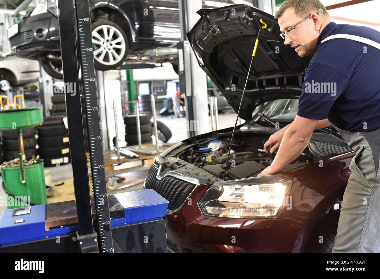 Einstellen der Scheinwerfer am Auto durch Mechanik in einer Garage Stockfoto