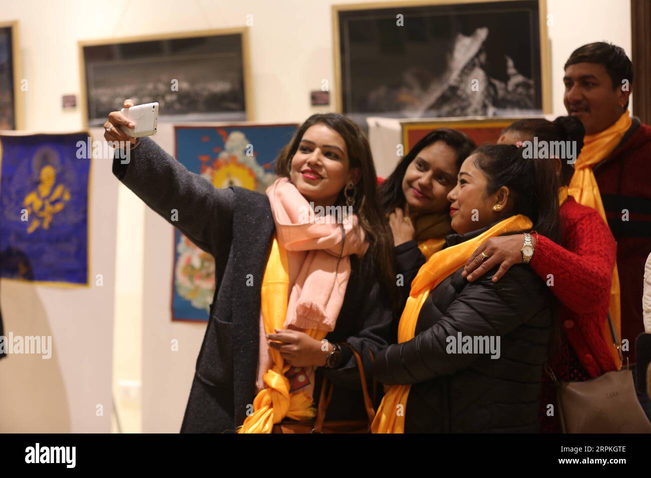 200111 -- KATHMANDU, 11. Januar 2020 -- Besucher nehmen ein Selfie auf einer Ausstellung zur Förderung der chinesischen Provinz Qinghai in Kathmandu, Nepal, 9. Januar 2020. Die Provinz Qinghai im Nordwesten Chinas hat sich durch die nationale Kultur- und Kunstausstellung hier am Donnerstag als attraktives Reiseziel unter den Nepalesen bekannt gemacht. Während einer besonderen Veranstaltung wurden verschiedene touristische Attraktionen in der Provinz durch eine Ausstellung von Fotos, Gemälden und Thangka-Kunst gezeigt, die nepalesische Tourismusbeamte, Unternehmer und Menschen aus verschiedenen Lebensbereichen anlockt. NEPAL-KATHMANDU-CHINA S QINGHAI- Stockfoto