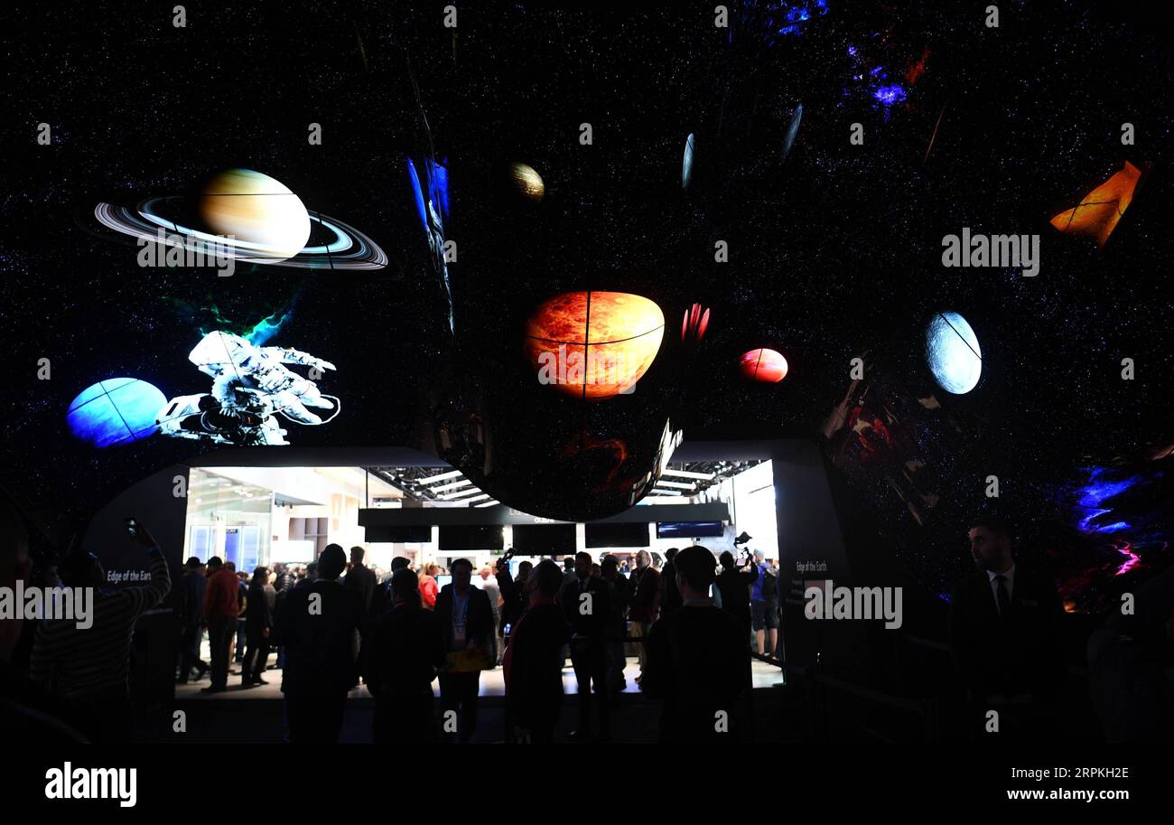 200111 -- LAS VEGAS, 11. Januar 2020 -- Leute besuchen die Consumer Electronics Show CES 2020 in Las Vegas, USA, 9. Januar 2020. Die weltweit führende Tech-Show wurde hier am Freitag abgeschlossen. Die viertägige Messe zog mehr als 4.500 Aussteller aus über 160 Ländern an. U.S.-LAS VEGAS-CES-FAZIT WuxXiaoling PUBLICATIONxNOTxINxCHN Stockfoto
