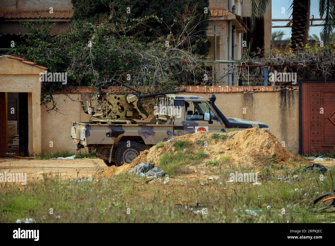 200112 -- TRIPOLI, 12. Januar 2020 Xinhua -- Ein Militärfahrzeug von UN-unterstützten Regierungstruppen wird am 12. Januar 2020 in Südtripolis, Libyen, gesehen. Libyens von den Vereinten Nationen unterstützte Regierung und die im Osten stationierte Armee beschuldigten sich am Sonntag, gegen den Waffenstillstand im Süden von Tripolis verstoßen zu haben. Foto: Hamza Turkia/Xinhua LIBYA-TRIPOLI-BREACH-CEASEFIRE PUBLICATIONxNOTxINxCHN Stockfoto