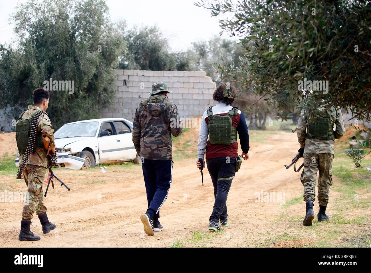 200112 -- TRIPOLI, 12. Januar 2020 Xinhua -- Kämpfer von UN-unterstützten Regierungstruppen sind am 12. Januar 2020 in Südtripolis, Libyen, zu sehen. Libyens von den Vereinten Nationen unterstützte Regierung und die im Osten stationierte Armee beschuldigten sich am Sonntag, gegen den Waffenstillstand im Süden von Tripolis verstoßen zu haben. Foto: Hamza Turkia/Xinhua LIBYA-TRIPOLI-BREACH-CEASEFIRE PUBLICATIONxNOTxINxCHN Stockfoto