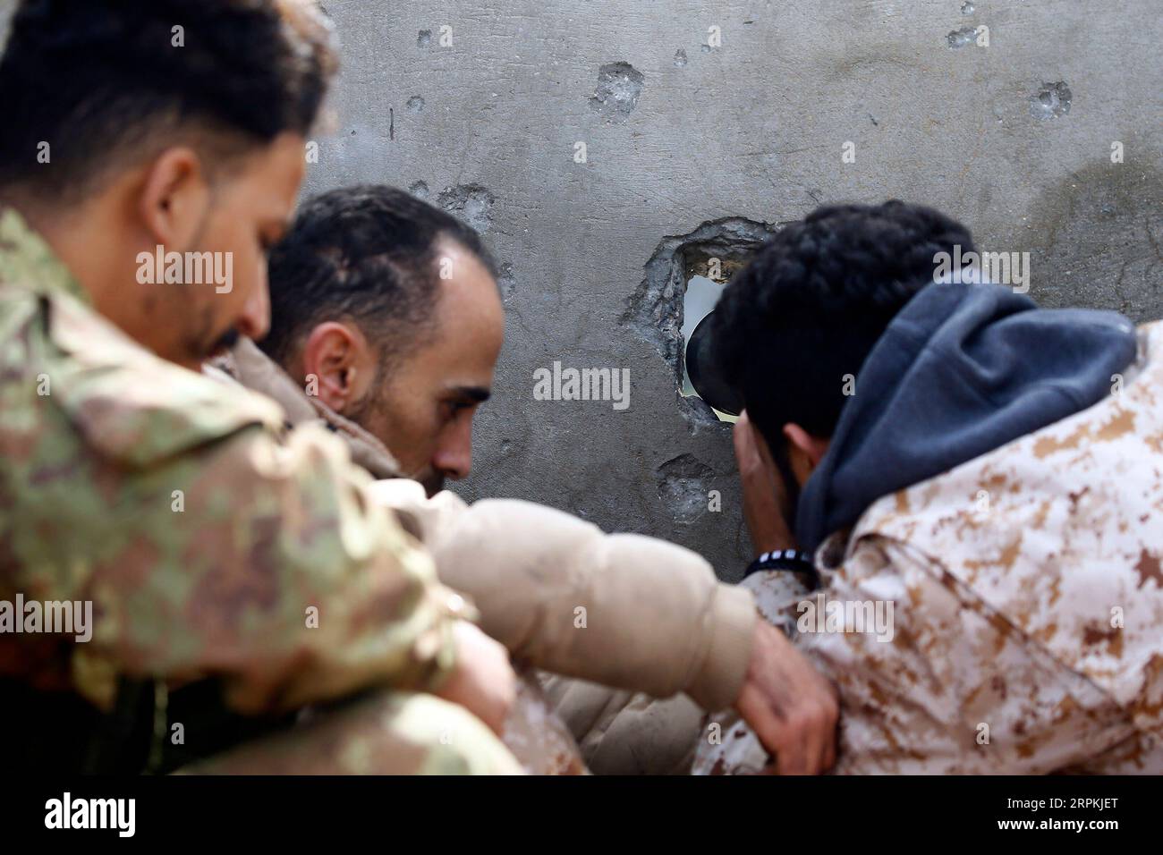 200112 -- TRIPOLI, 12. Januar 2020 Xinhua -- Kämpfer von UN-unterstützten Regierungstruppen beobachten die im Osten stationierte Armee in Südtripolis, Libyen, am 12. Januar 2020. Libyens von den Vereinten Nationen unterstützte Regierung und die im Osten stationierte Armee beschuldigten sich am Sonntag, gegen den Waffenstillstand im Süden von Tripolis verstoßen zu haben. Foto: Hamza Turkia/Xinhua LIBYA-TRIPOLI-BREACH-CEASEFIRE PUBLICATIONxNOTxINxCHN Stockfoto