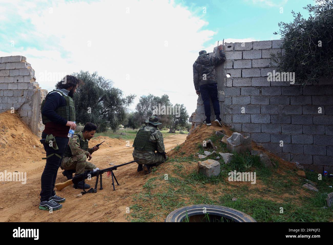 200112 -- TRIPOLI, 12. Januar 2020 Xinhua -- Kämpfer von UN-unterstützten Regierungstruppen beobachten die im Osten stationierte Armee in Südtripolis, Libyen, am 12. Januar 2020. Libyens von den Vereinten Nationen unterstützte Regierung und die im Osten stationierte Armee beschuldigten sich am Sonntag, gegen den Waffenstillstand im Süden von Tripolis verstoßen zu haben. Foto: Hamza Turkia/Xinhua LIBYA-TRIPOLI-BREACH-CEASEFIRE PUBLICATIONxNOTxINxCHN Stockfoto