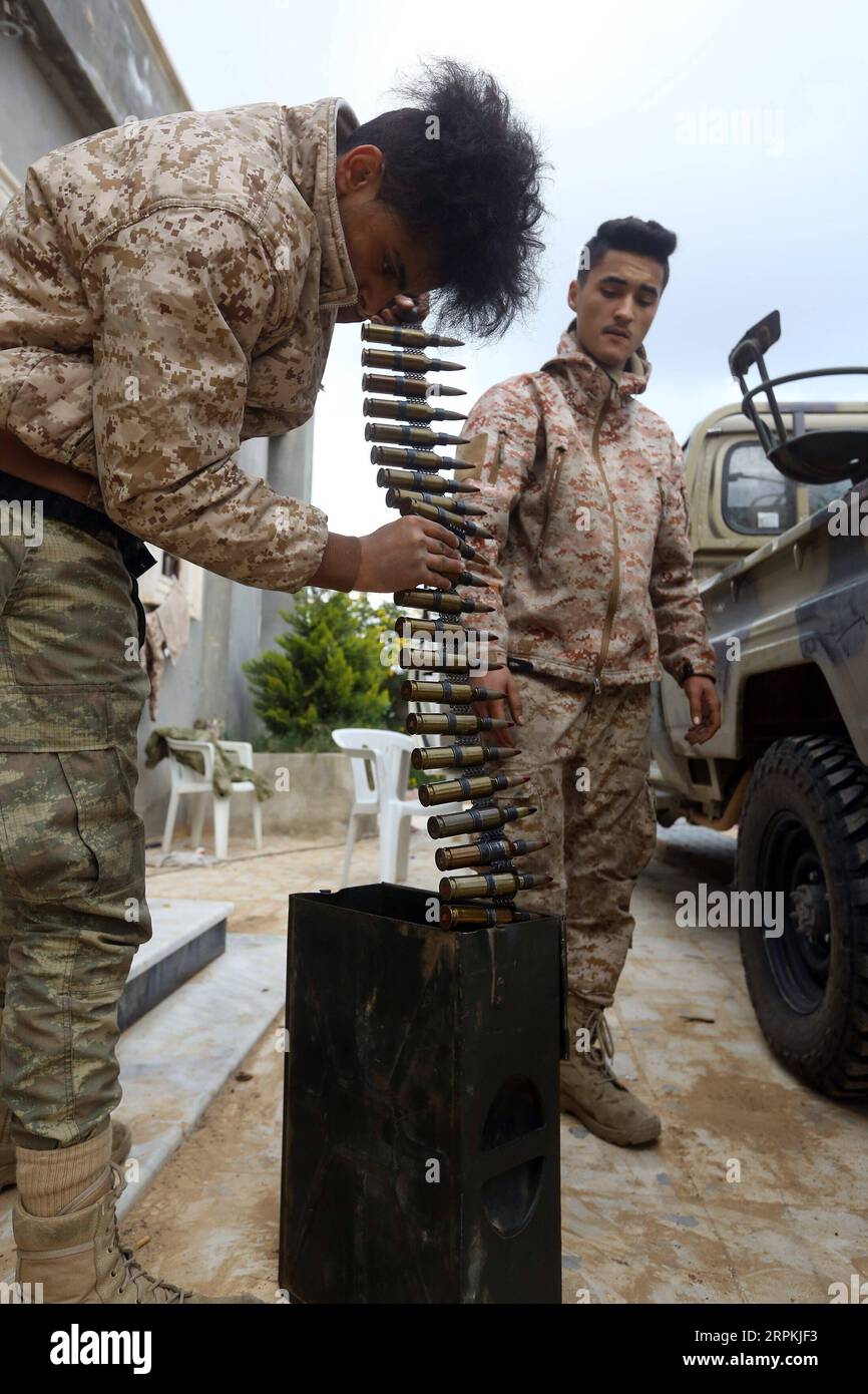 200112 -- TRIPOLI, 12. Januar 2020 Xinhua -- Kämpfer von UN-unterstützten Regierungstruppen sind am 12. Januar 2020 in Südtripolis, Libyen, zu sehen. Libyens von den Vereinten Nationen unterstützte Regierung und die im Osten stationierte Armee beschuldigten sich am Sonntag, gegen den Waffenstillstand im Süden von Tripolis verstoßen zu haben. Foto: Hamza Turkia/Xinhua LIBYA-TRIPOLI-BREACH-CEASEFIRE PUBLICATIONxNOTxINxCHN Stockfoto
