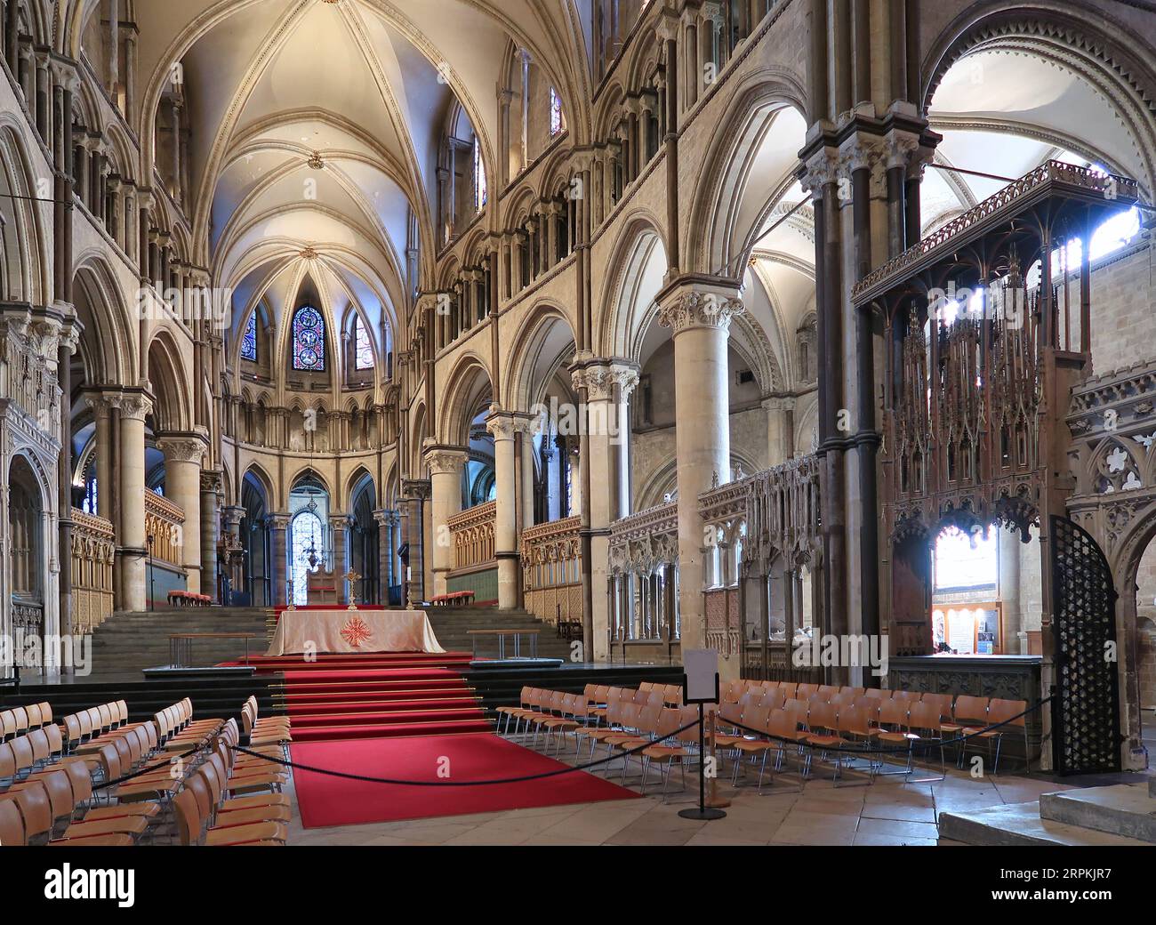 Canterbury Cathedral, Kent, Großbritannien. Blick auf das Quire mit Blick auf den Altar und die Dreifaltigkeitskapelle. Zeigt Steingewölbe aus dem 12. Jahrhundert. Keine Personen anwesend. Stockfoto