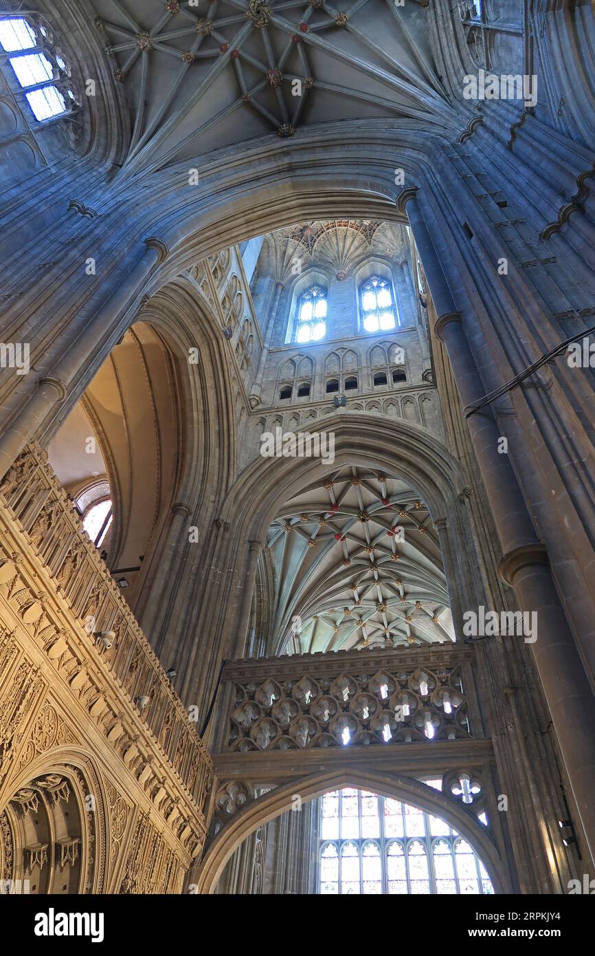 Canterbury Cathedral Kent, Großbritannien. Blick vom Haupttrancept auf den Bell Harry Tower. Zeigt gotische Steingewölbe aus dem 12. Jahrhundert und Ventilatorgewölbe. Stockfoto