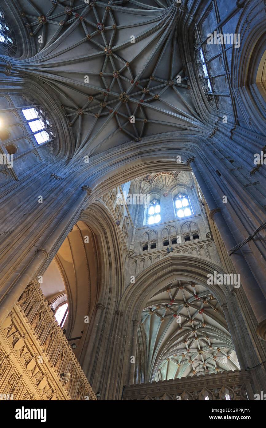 Canterbury Cathedral Kent, Großbritannien. Blick vom Haupttrancept auf den Bell Harry Tower. Zeigt gotische Steingewölbe aus dem 12. Jahrhundert und Ventilatorgewölbe. Stockfoto