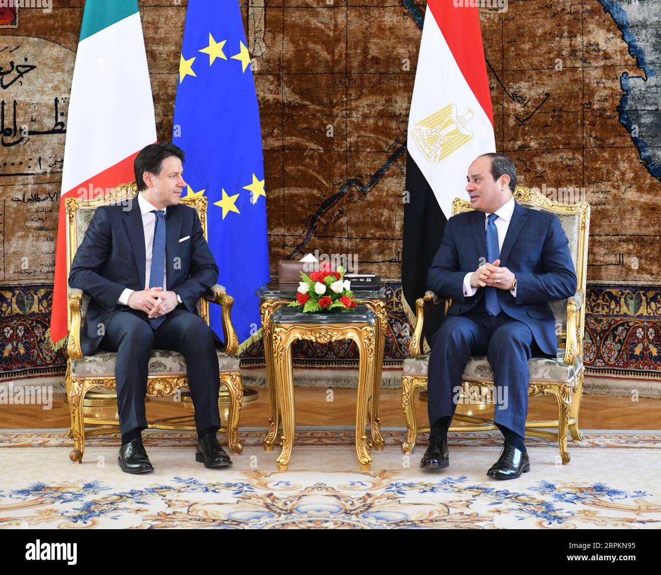 200114 -- KAIRO, 14. Januar 2020 -- der ägyptische Präsident Abdel-Fattah al-Sisi R trifft sich am 14. Januar 2020 in Kairo mit dem italienischen Premierminister Giuseppe Conte. Der ägyptische Präsident Abdel-Fattah al-Sisi und der italienische Premierminister Giuseppe Conte vereinbarten am Dienstag, die gemeinsamen Bemühungen um eine politische Lösung der libyschen Krise zu intensivieren. Via Xinhua EGYPT-CAIRO-PRESIDENT-ITALY-PM-MEETING MENA PUBLICATIONxNOTxINxCHN Stockfoto