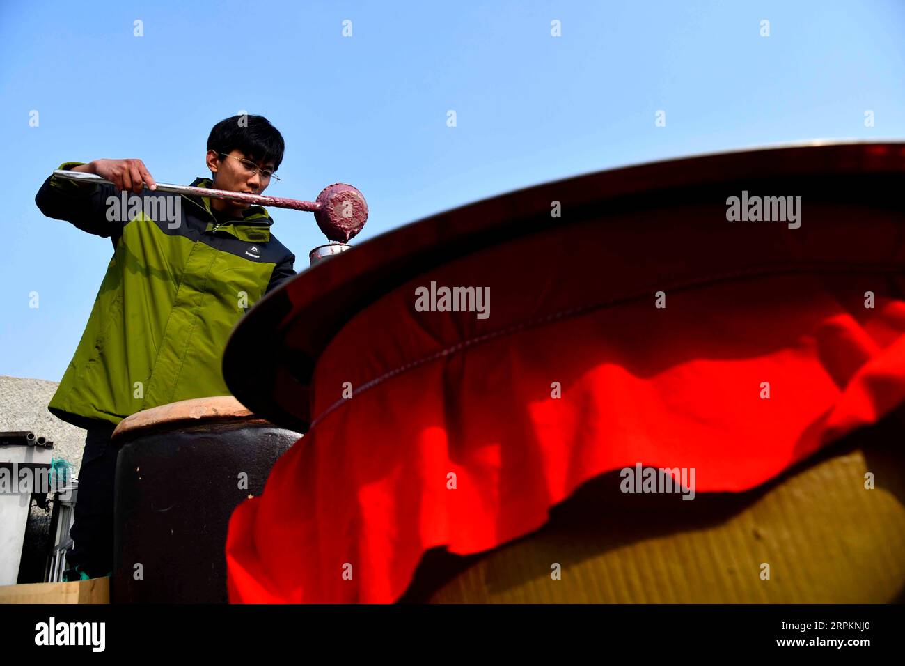 200115 -- RONGCHENG, 15. Januar 2020 -- Yu Haiyang kann Garnelensauce ...