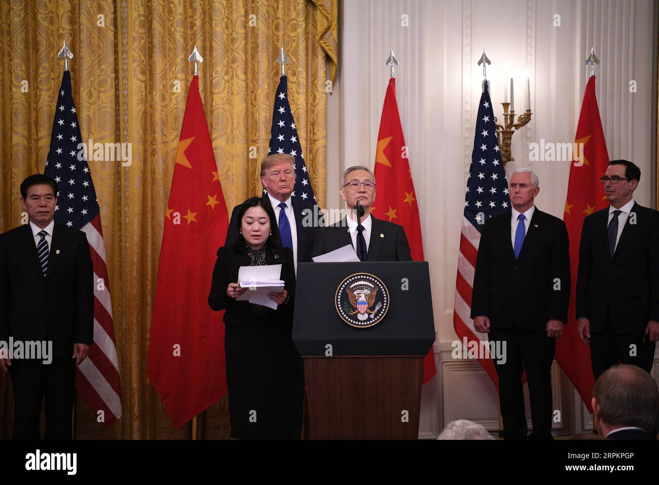 200115 -- WASHINGTON D.C., 15. Januar 2020 -- der chinesische Vize-Ministerpräsident Liu He, der auch Mitglied des Politbüros des Zentralkomitees der Kommunistischen Partei Chinas und Chef der chinesischen Seite des umfassenden Wirtschaftsdialogs zwischen China und den USA ist, spricht während der Phase-1-Unterzeichnung des Handelsabkommens zwischen China und den USA, die am 15. Januar 2020 im East Room des Weißen Hauses in Washington D.C. in den Vereinigten Staaten stattfand. USA-WASHINGTON D.C.-CHINA-USA PHASE-1-HANDELSABKOMMEN: LiuxJie PUBLICATIONxNOTxINxCHN Stockfoto