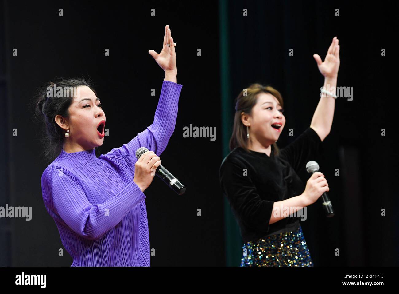 200116 -- YOUYANG, 16. Januar 2020 -- Sopran Cai Nan L und Xia Yu singen während einer Benefizveranstaltung im Autonomen Kreis Youyang Tujia-Miao, südwestchinesische Gemeinde Chongqing, 13. Januar 2020. Künstler aus dem China National Opera House inszenierten eine Benefizperformance für die Menschen in dem von Armut betroffenen County. CHINA-CHONGQING-YOUYANG-CHINA OPERA HOUSE-BENEFIZPERFORMANCE CN WANGXQUANCHAO PUBLICATIONXNOTXINXCHN Stockfoto