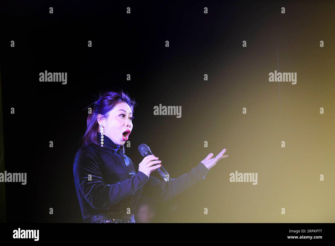 200116 -- SHIZHU, 16. Januar 2020 -- Sopran Xia Yu vom China National Opera House singt während einer Benefizveranstaltung im Shizhu Tujia Autonomous County, südwestchinesische Gemeinde Chongqing, 14. Januar 2020. Künstler des China National Opera House inszenierten eine Benefizperformance für die Einheimischen im Shizhu County. CHINA-CHONGQING-SHIZHU-CHINA OPERA HOUSE-BENEFIZPERFORMANCE CN WANGXQUANCHAO PUBLICATIONXNOTXINXCHN Stockfoto