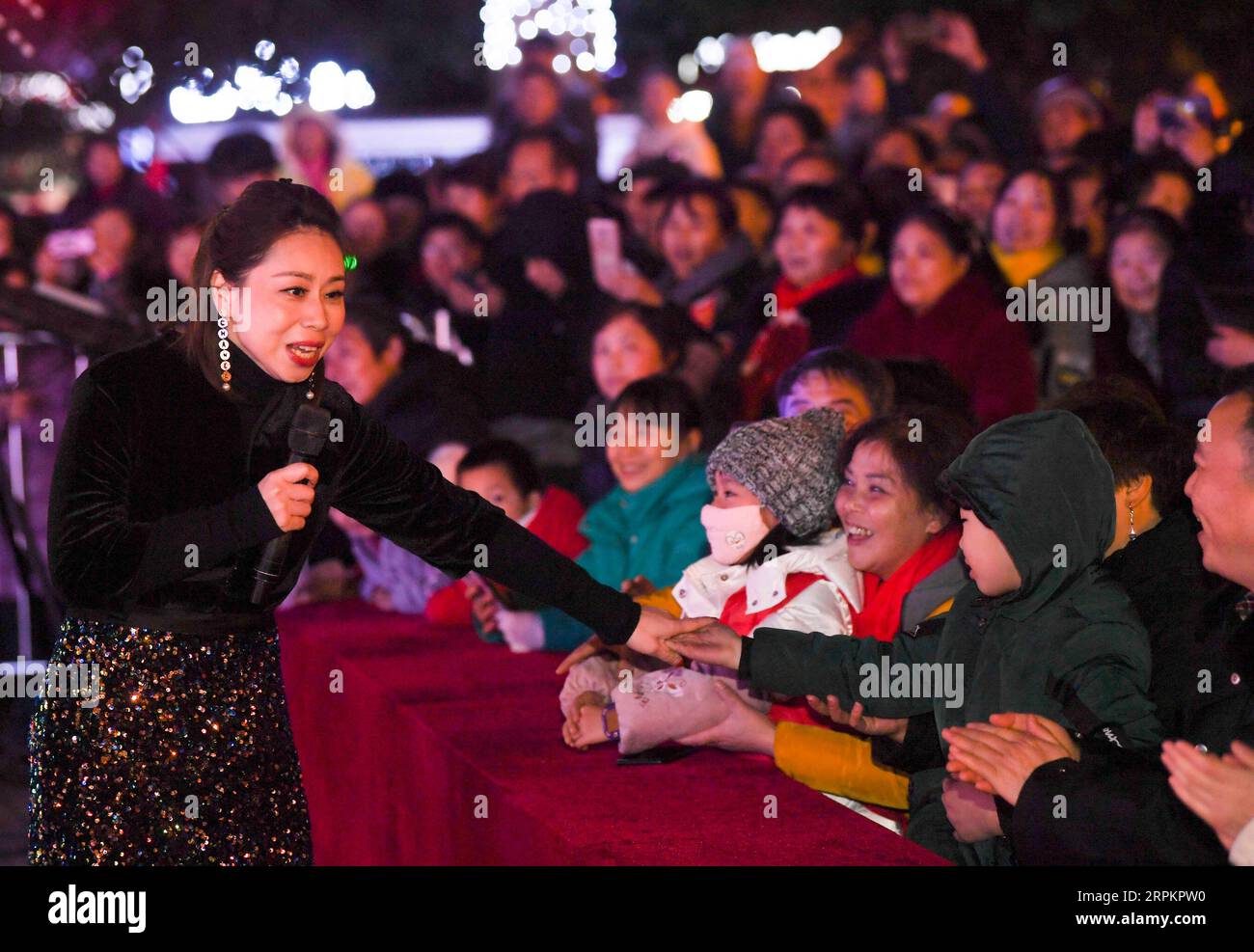 200116 -- SHIZHU, 16. Januar 2020 -- Sopran Xia Yu vom China National Opera House interagiert mit dem Publikum während einer Benefizperformance im Shizhu Tujia Autonomous County, südwestchinesische Gemeinde Chongqing, 14. Januar 2020. Künstler des China National Opera House inszenierten eine Benefizperformance für die Einheimischen im Shizhu County. CHINA-CHONGQING-SHIZHU-CHINA OPERA HOUSE-BENEFIZPERFORMANCE CN WANGXQUANCHAO PUBLICATIONXNOTXINXCHN Stockfoto