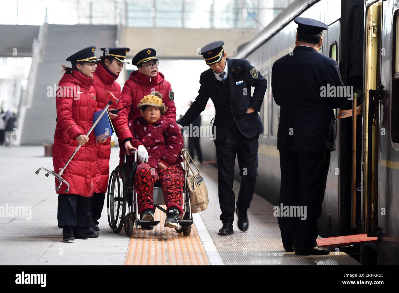 200116 -- BENGBU, 16. Januar 2020 -- Liu Fengmin C und ihre Auszubildenden dienen einem Passagier am Bengbu Bahnhof in Bengbu, ostchinesische Provinz Anhui, 15. Januar 2020. Liu Fengmin, Passagierassistent des Bengbu Railway Station of China Railway Shanghai Group Co., Ltd., wird Ende 2020 in den Ruhestand gehen. Während des diesjährigen Reiseturms auf dem Frühlingsfest hat Liu neben der Erfüllung ihrer Pflicht, die Passagiere zu bedienen, eine weitere Verantwortung übernommen, die Nachfolger für das Hongxiang-Studio kultiviert. Das Hongxiang Studio wurde von Lu Hongxiang, einem ehemaligen Assistenten des Bengbu Rai, gegründet Stockfoto