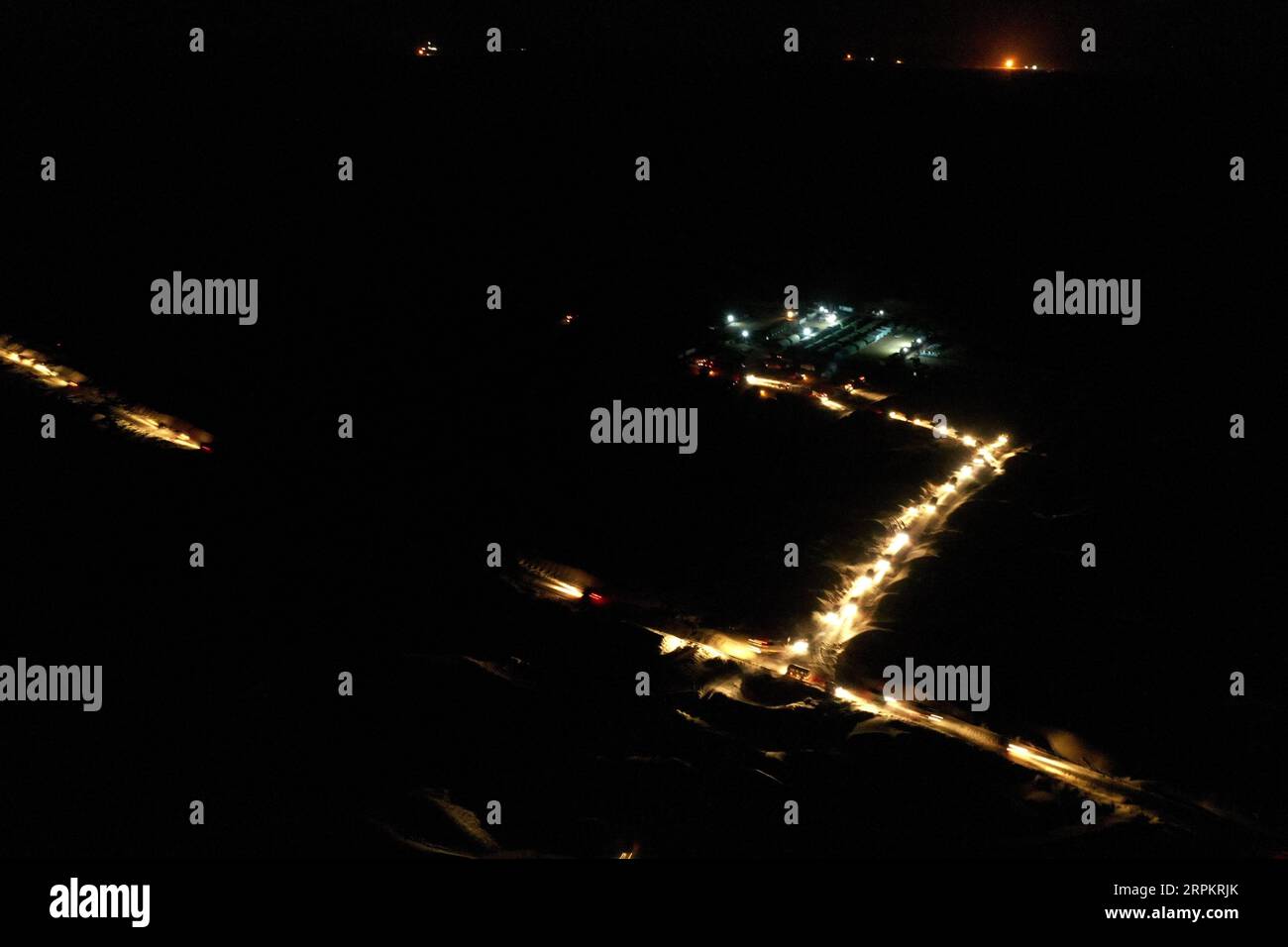 200117 -- XAYAR, 17. Januar 2020 -- Technikfahrzeuge fahren aus einem Lager in der Taklimakan-Wüste, nordwestchinesische Autonome Region Xinjiang Uygur, 14. Januar 2020. Die Wüste Taklimakan, auch als Meer des Todes bezeichnet, ist reich an Öl- und Gasressourcen, doch sie ist von extremen Hitze- und Kälteeinflüssen heimgesucht. Um die Ressourcen zu erforschen, sind mehrere Prozesse erforderlich, einschließlich der Durchführung geophysikalischer Vermessungen, um seismische Daten zu sammeln, um eine solide Grundlage für weitere Explorationen zu schaffen. Um diese Aufgabe zu erfüllen, müssen Arbeitnehmer und Forscher verschiedene Herausforderungen und Schwierigkeiten der Natur meistern. Jedes Jahr fast 2000 Stockfoto