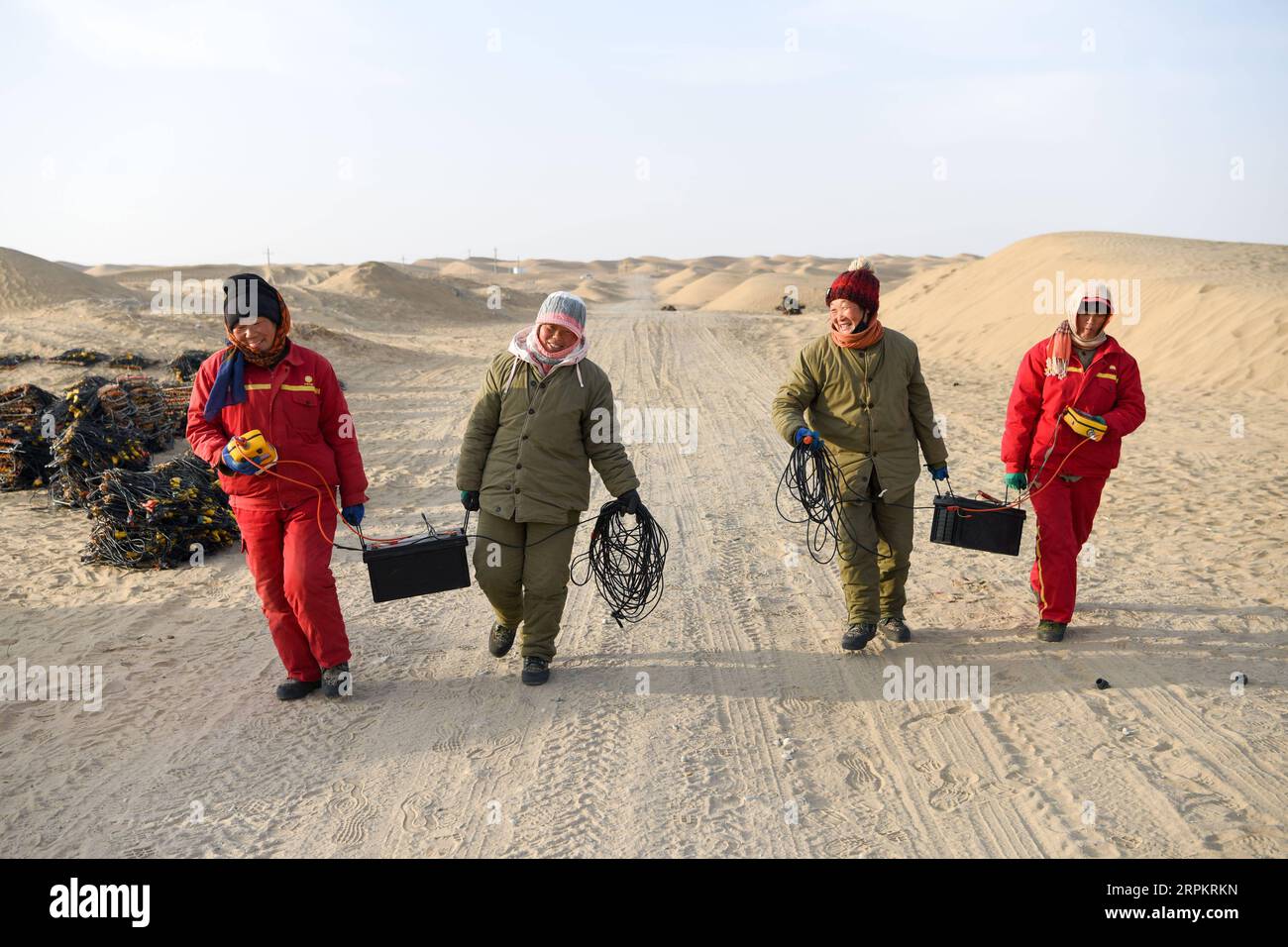 200117 -- XAYAR, 17. Januar 2020 -- weibliche Arbeiter bringen ihre Ausrüstung zurück ins Lager in der Wüste Taklimakan, Nordwestchina, Autonome Region Xinjiang Uygur, 14. Januar 2020. Die Wüste Taklimakan, auch als Meer des Todes bezeichnet, ist reich an Öl- und Gasressourcen, doch sie ist von extremen Hitze- und Kälteeinflüssen heimgesucht. Um die Ressourcen zu erforschen, sind mehrere Prozesse erforderlich, einschließlich der Durchführung geophysikalischer Vermessungen, um seismische Daten zu sammeln, um eine solide Grundlage für weitere Explorationen zu schaffen. Um diese Aufgabe zu erfüllen, müssen Arbeitnehmer und Forscher verschiedene Herausforderungen und Schwierigkeiten der Natur meistern. Jedes Jahr fast 2 Stockfoto