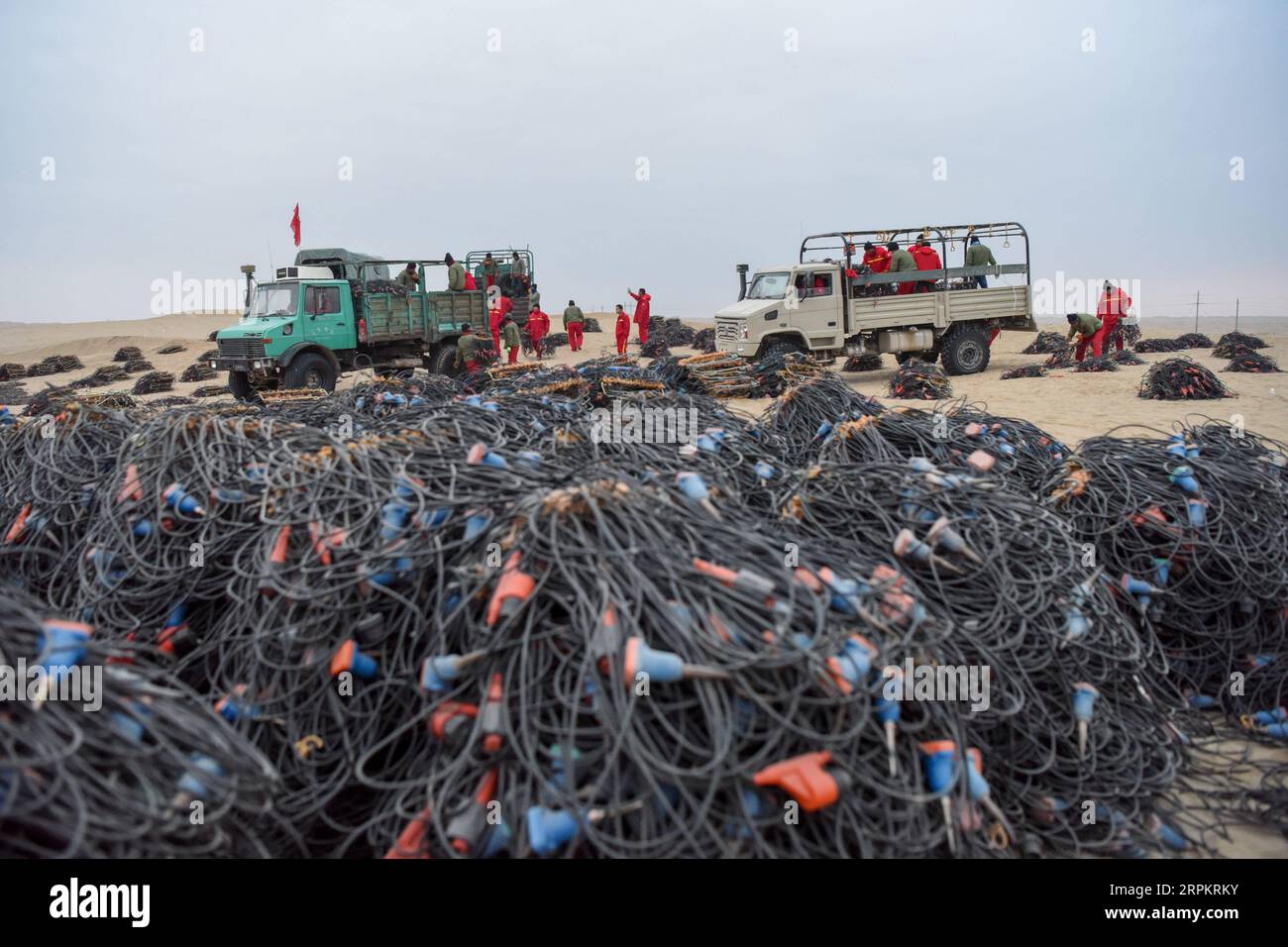 200117 -- XAYAR, 17. Januar 2020 -- Arbeiter setzten Ausrüstung in Fahrzeuge, bevor sie in der Taklimakan-Wüste, Nordwestchinas Autonome Region Xinjiang Uygur, 14. Januar 2020 arbeiten. Die Wüste Taklimakan, auch als Meer des Todes bezeichnet, ist reich an Öl- und Gasressourcen, doch sie ist von extremen Hitze- und Kälteeinflüssen heimgesucht. Um die Ressourcen zu erforschen, sind mehrere Prozesse erforderlich, einschließlich der Durchführung geophysikalischer Vermessungen, um seismische Daten zu sammeln, um eine solide Grundlage für weitere Explorationen zu schaffen. Um diese Aufgabe zu erfüllen, müssen Arbeitnehmer und Forscher verschiedene Herausforderungen und Schwierigkeiten der Natur meistern. Fast jedes Jahr Stockfoto