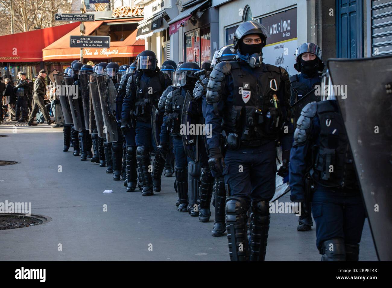 200117 -- PARIS, 17. Januar 2020 -- Polizeiwache während der Demonstration in Paris, Frankreich, 16. Januar 2019. Französische Gewerkschaften wütend auf Präsident Emmanuel Macrons Plan, die Rentenreform zu überarbeiten, hielten den Zug- und U-Bahn-Verkehr am Donnerstag unterbrochen und schlossen zahlreiche Straßen im ganzen Land in einer neuen massiven Demonstration. Foto von /Xinhua FRANCE-PARIS-DEMONSTRATION-STREIK-RENTENREFORM AurelienxMorissard PUBLICATIONxNOTxINxCHN Stockfoto