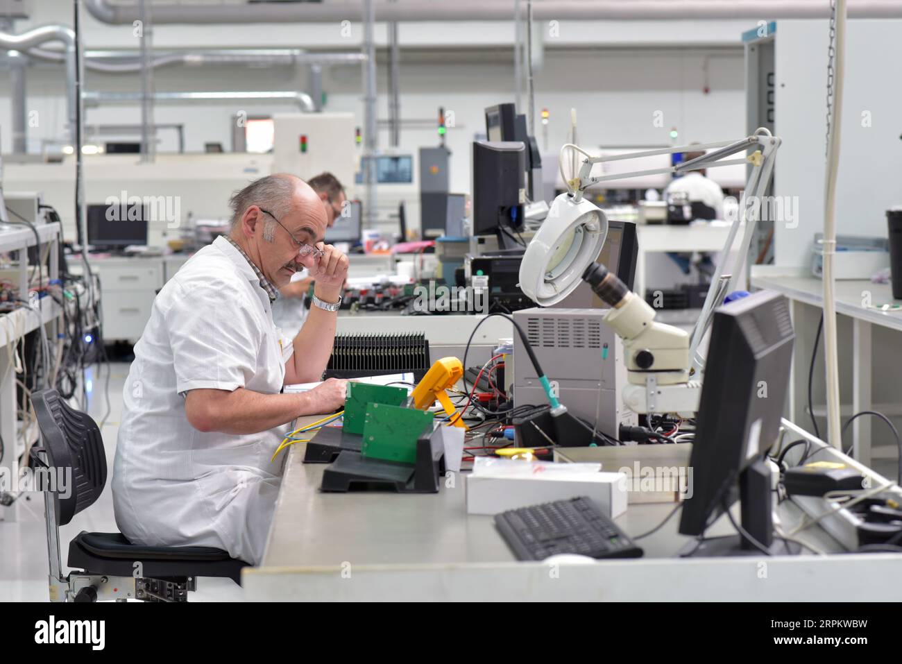 Porträt eines Arbeitnehmers in der technischen Abteilung einer Fabrik für die Produktion und den Bau der Elektronik Stockfoto