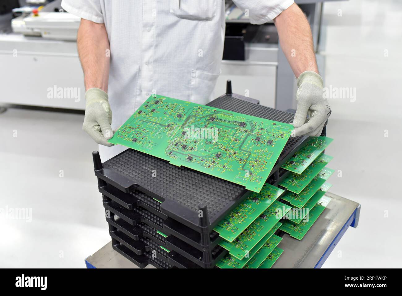 Herstellung und Montage von Leiterplatten in einer Industriefabrik - Arbeiter prüfen die Qualität Stockfoto