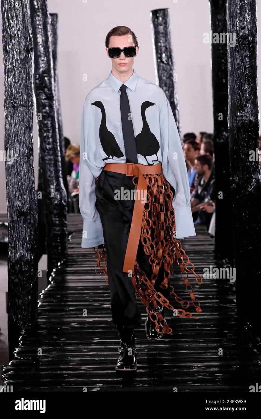 200119 -- PARIS, 19. Januar 2020 Xinhua -- Ein Modell präsentiert Kreationen von Loewe Mens Herbst/Winter 2020/2021 Ready-to-Wear Kollektionen während der Paris Fashion Week in Paris, Frankreich, 18. Januar 2020. Foto von Piero Biasion/Xinhua FRANCE-PARIS-FASHION WEEK-LOEWE PUBLICATIONxNOTxINxCHN Stockfoto