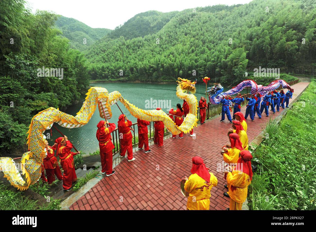 200119 -- HANGZHOU, 19. Januar 2020 -- das am 23. Juli 2019 aufgenommene Foto zeigt Bauern, die Drachentanz für Touristen im Dorf Dali im Kreis Anji in der ostchinesischen Provinz Zhejiang Proben. Laut dem Arbeitsbericht der Regierung, der auf der Jahrestagung des Provinzvolkskongresses vorgelegt wurde, erreichte das verfügbare Pro-Kopf-Einkommen für Landbewohner in der chinesischen Provinz Zhejiang 2019 29.876 Yuan, etwa 4.356 US-Dollar, mit einem jährlichen Wachstum von 9,4 Prozent. CHINA-ZHEJIANG-ECONOMY-GDP-INCOME CN TANXJIN PUBLICATIONXNOTXINXCHN Stockfoto