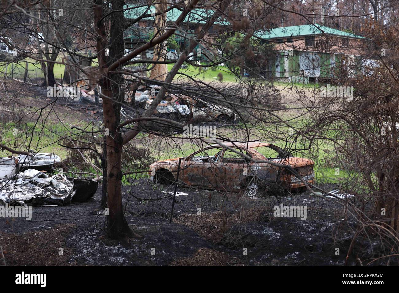 200119 -- CANBERRA, 19. Januar 2020 -- Foto vom 18. Januar 2020 zeigt das Auto, das durch das Buschfeuer in der Stadt Mogo zerstört wurde, zwei Autostunden von Canberra, Australien entfernt. Mindestens 28 Menschen haben ihr Leben verloren und mehr als 2.000 Häuser wurden in dieser Buschbrandsaison in Australien zerstört. Foto: /Xinhua AUSTRALIA-CANBERRA-FIRE ChuxChen PUBLICATIONxNOTxINxCHN Stockfoto