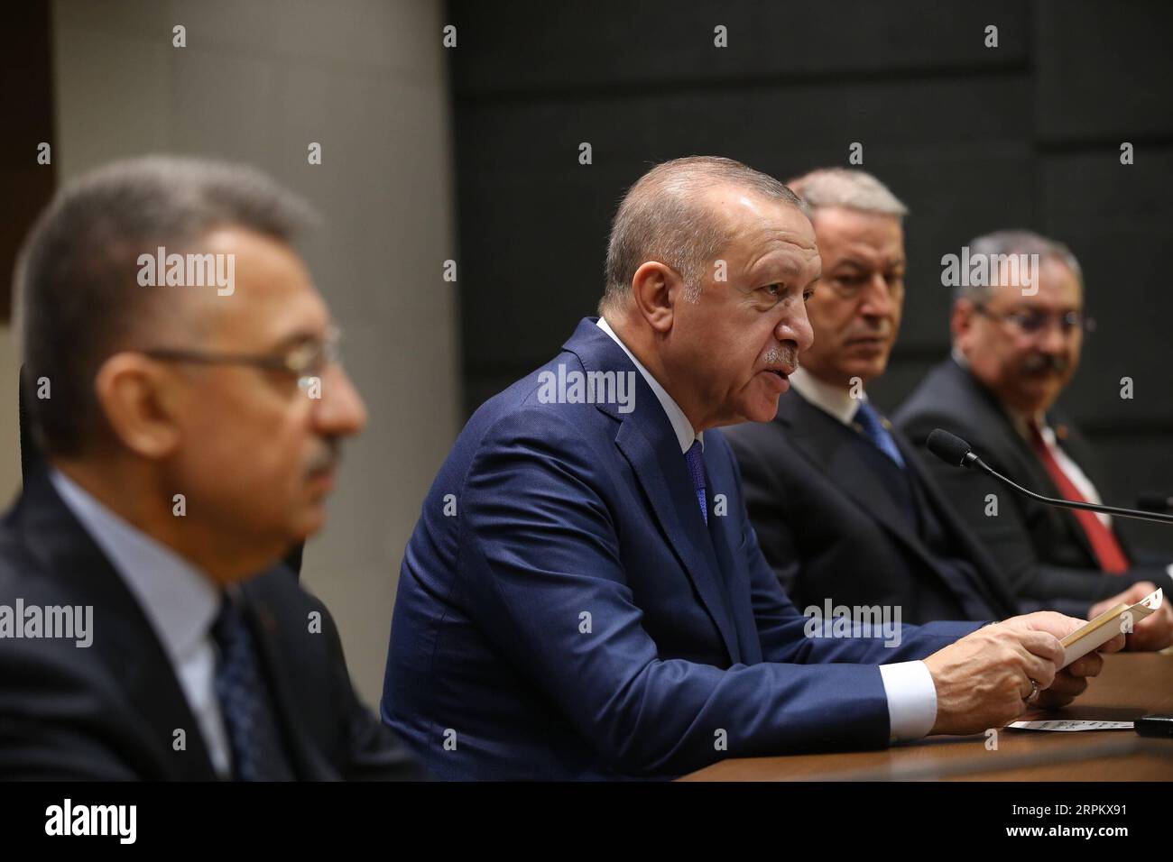 200119 -- ISTANBUL, 19. Januar 2020 Xinhua -- der türkische Präsident Recep Tayyip Erdogan trifft Reporter am Atatuk Flughafen in Istanbul, Türkei, bevor er am 19. Januar 2020 nach Berlin abreist, um an einer internationalen Konferenz über Libyen teilzunehmen. Recep Tayyip Erdogan beschuldigte die internationale Gemeinschaft am Sonntag, keine sofortige Reaktion auf den anhaltenden Bürgerkrieg in Libyen gezeigt zu haben. Ihlas Nachrichtenagentur/Handout über Xinhua TÜRKEI-ISTANBUL-ERDOGAN-LIBYEN-KRISE PUBLICATIONxNOTxINxCHN Stockfoto