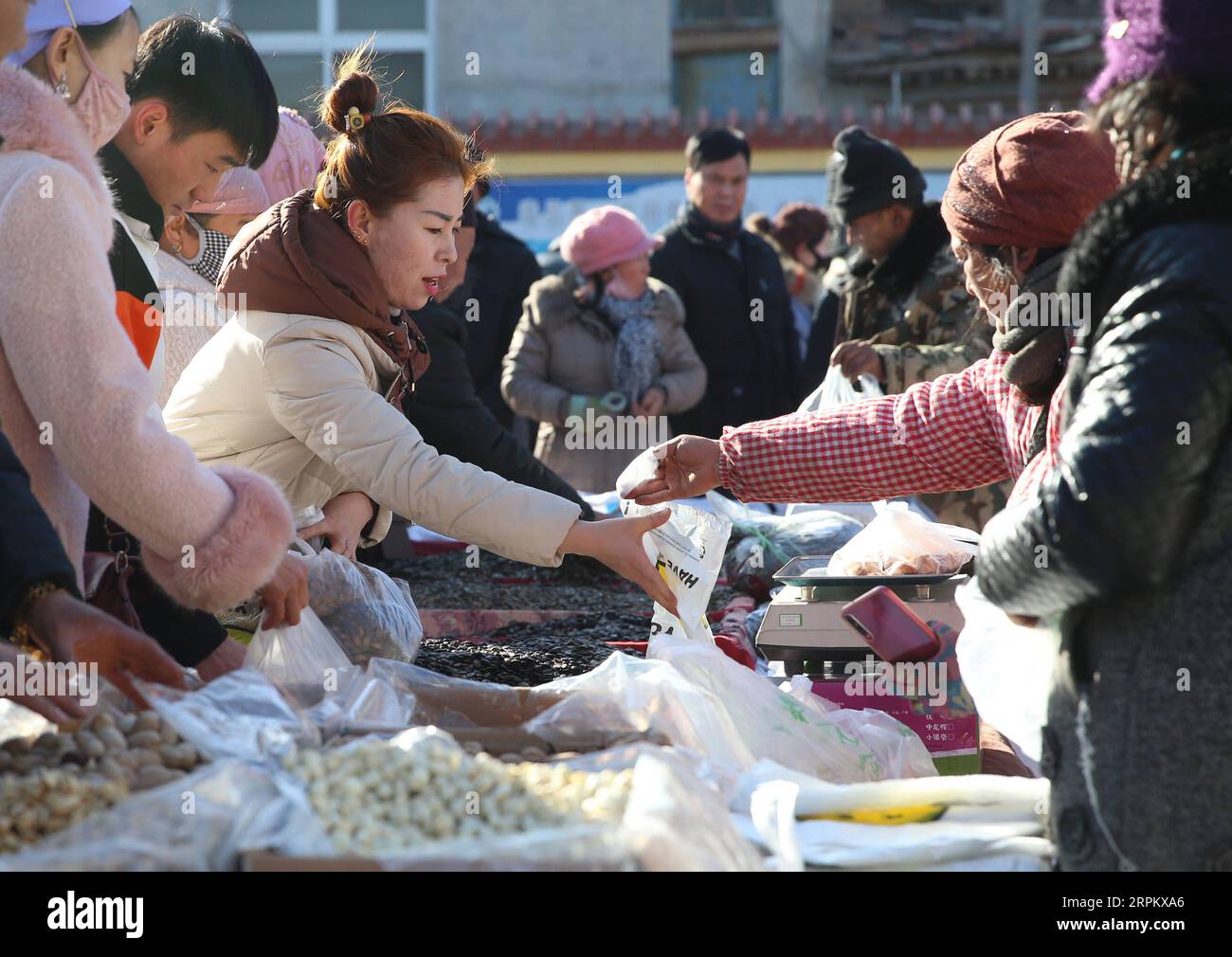 200119 -- YINCHUAN, 19. Januar 2020 -- Menschen wählen Waren auf einem Frühlingsfestmarkt in der Yaofu Township des Pingluo County, Nordwestchinas Ningxia Hui Autonomous Region, 19. Januar 2020. Laut den Annalen der Yaofu Township hat der traditionelle Frühlingsfestmarkt hier eine Geschichte von 79 Jahren. Das chinesische Neujahrsfest rückt näher, und die reichhaltigen traditionellen Frühlingsfestgüter und kulturellen Aufführungen auf dem Markt locken viele Besucher an. CHINA-NINGXIA-YINCHUAN-SPRING FESTIVAL MARKET CN JIAXHAOCHENG PUBLICATIONXNOTXINXCHN Stockfoto