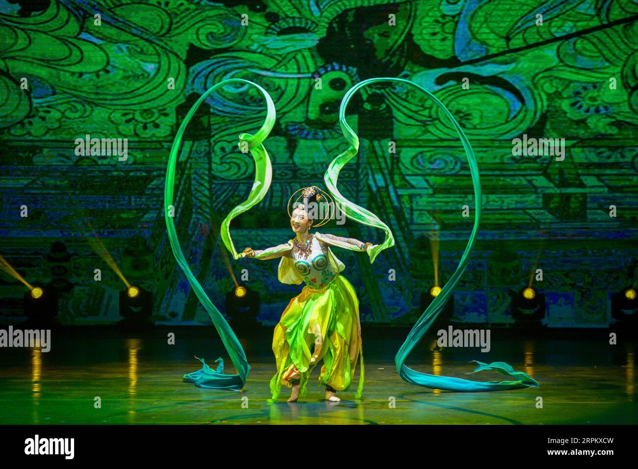 200120 -- PEKING, 20. Januar 2020 -- eine Künstlerin tanzt während einer großen Performance von Künstlern aus China und Malaysia in Kuala Lumpur, Malaysia, 19. Januar 2020. China und Malaysia haben am 19. Januar offiziell das China-Malaysia-Jahr der Kultur und des Tourismus 2020 ins Leben gerufen, da beide Seiten erwartet hatten, dass das Jahr einen verstärkten Austausch zwischen den beiden Ländern zur Stärkung der bilateralen Beziehungen und der Zusammenarbeit ermöglichen wird. Chong Voon Chung XINHUA FOTOS DES TAGES ZhangxWenzong PUBLICATIONxNOTxINxCHN Stockfoto