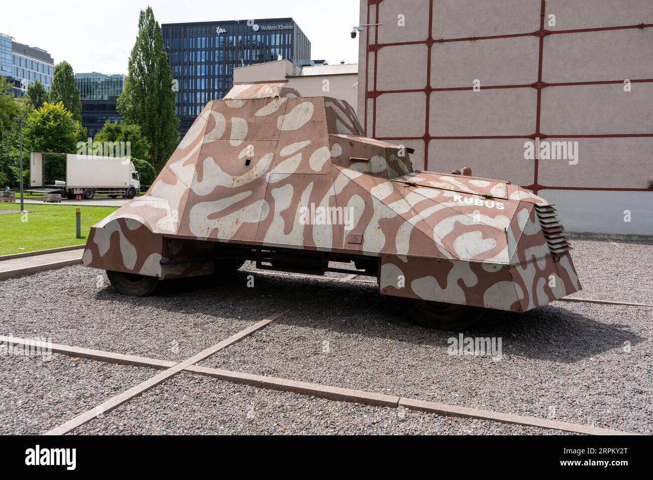Gepanzerter Personentransporter „Kubus“. Panzerfahrzeug. Das Warschauer Aufstiegsmuseum. Polen, Warschau - 31. August 2023. Stockfoto