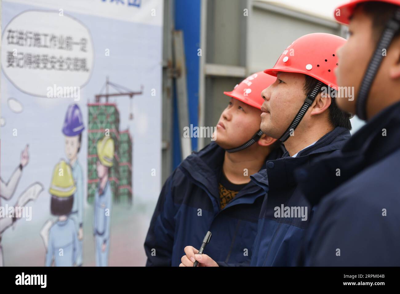 200122 -- CHUZHOU, 22. Januar 2020 -- Jiang Hao 2nd R, Chefingenieur des Phase-1-Baus der Überlandbahn Chuzhou-Nanjing, führt Sicherheitsinspektionen mit seinen Kollegen auf der Baustelle in Chuzhou, Ostchinesische Provinz Anhui, 21. Januar 2020 durch. Das Intercity-Eisenbahnprojekt Chuzhou-Nanjing wird von China Tiesiju Civil Engineering Group Co., Ltd. In der ersten Phase durchgeführt Aufgrund der Arbeitsanforderungen können Jiang Hao, ein Chefingenieur des Projekts, und seine Frau Ke Jinglan, die auch hier für das gleiche Projekt gearbeitet hat, nicht zurück nach Hause im zentralen chinesischen Hunan Pro gehen Stockfoto