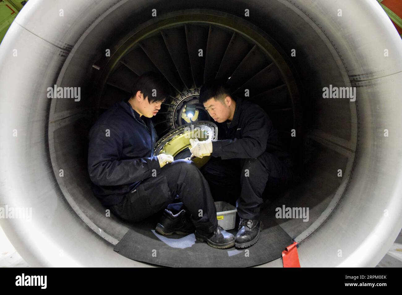 200123 -- PEKING, 23. Januar 2020 -- Maschinenbauingenieure überprüfen ein Flugzeug am Urumqi Diwopu International Airport in Ürümqi, Nordwestchina Xinjiang Uygur Autonomous Region, 21. Januar 2020. Die Mitarbeiter von China Southern Airlines haben sich voll und ganz darauf vorbereitet, Flugzeugen einen Wartungsservice anzubieten, um die Flugsicherheit während des Reiseturms des Frühlingsfestes zu gewährleisten. XINHUA FOTOS DES TAGES DingxLei PUBLICATIONxNOTxINxCHN Stockfoto