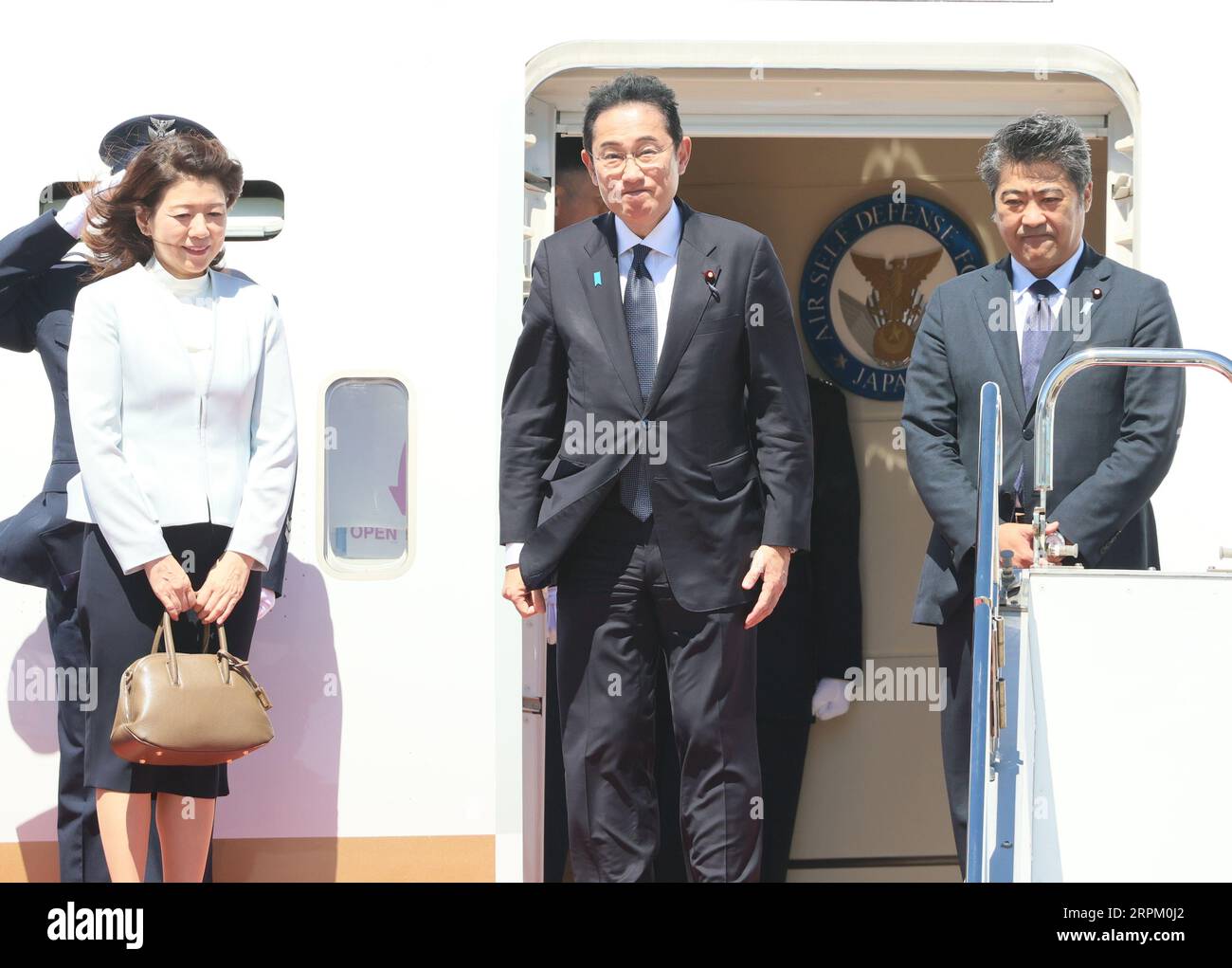 Tokio, Japan. September 2023. Der japanische Premierminister Fumio Kishida (C), begleitet von seiner Frau Yuko (L) und dem stellvertretenden Kabinettssekretär Seiji Kihara (R), reist am Dienstag, den 5. September 2023, vom internationalen Flughafen Tokio nach Indonesien. Kishida wird Indonesien und Indien besuchen, um an den ASEAN-Veranstaltungen und dem G20-Gipfel teilzunehmen. (Foto: Yoshio Tsunoda/AFLO) Kredit: Aflo Co Ltd./Alamy Live News Stockfoto