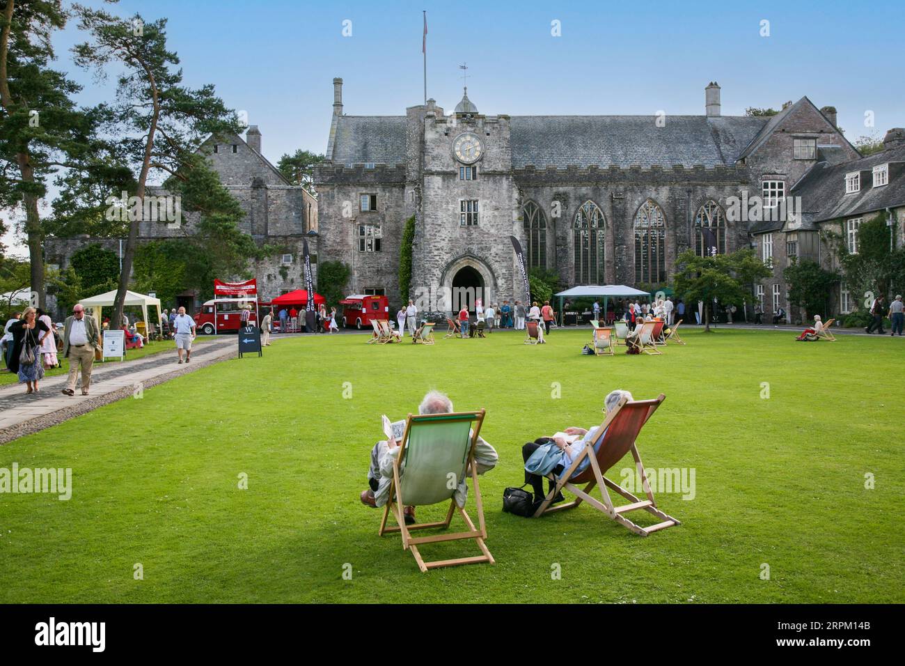 Dartington Hall House und Courtyard in der Nähe von Totnes, Devon, England Stockfoto