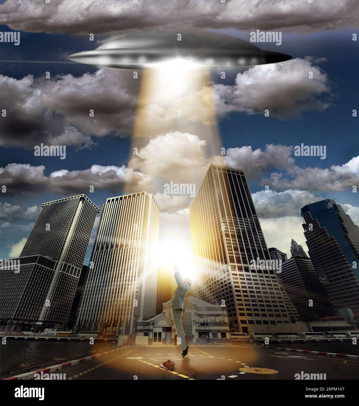 UFO, Raumschiff und Alien-Entführung in der Straße, Mann Opfer und Traktor Strahl für Horror, Suche oder Licht. UAP-Schiff, fliegende Untertasse und Lichter im Dunkeln Stockfoto