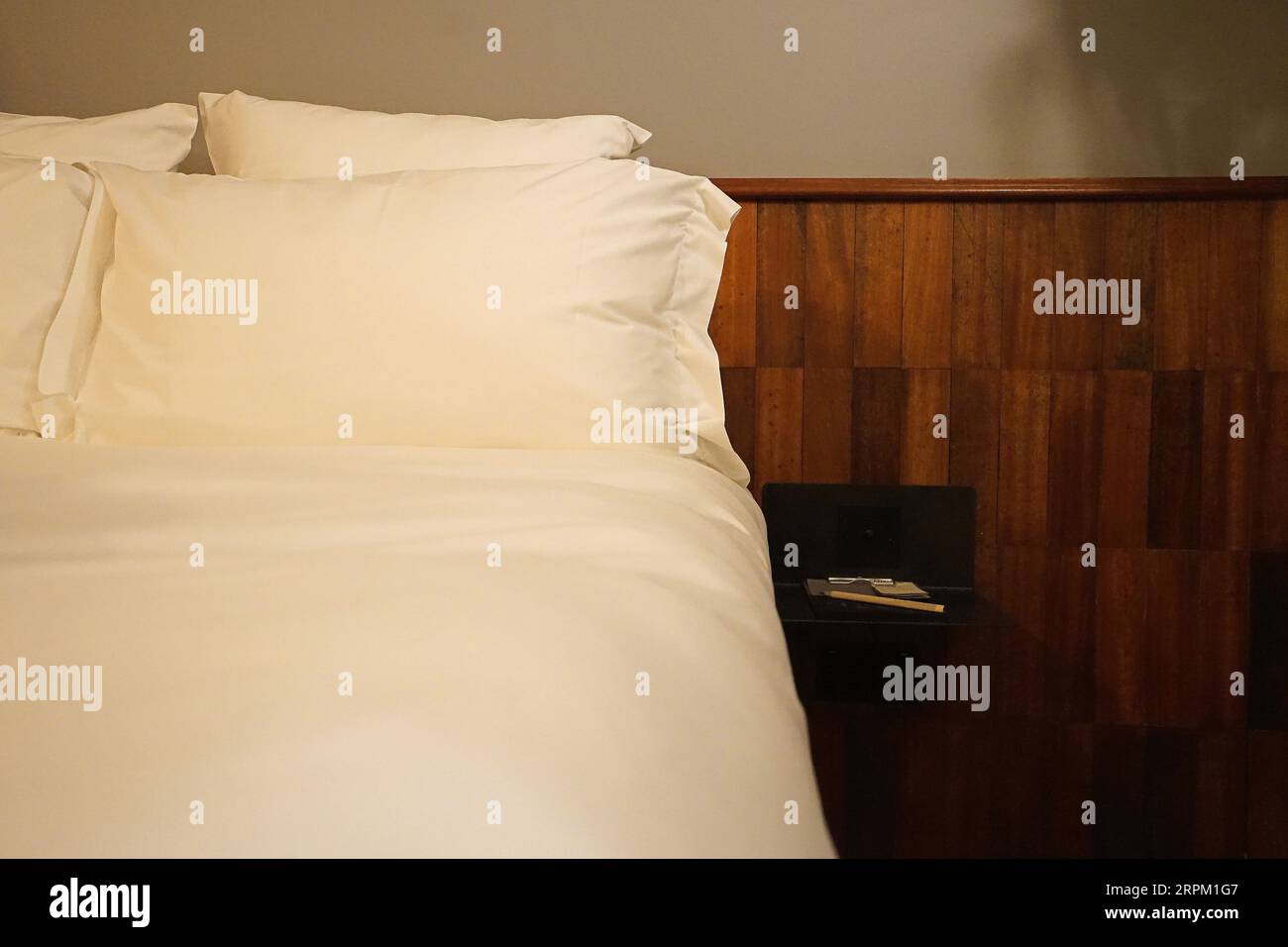 Einrichtung und Dekoration des kleinen Doppelbetts im britischen Hotel mit Holztäfelung in der Nähe von Paddington - London, Großbritannien Stockfoto