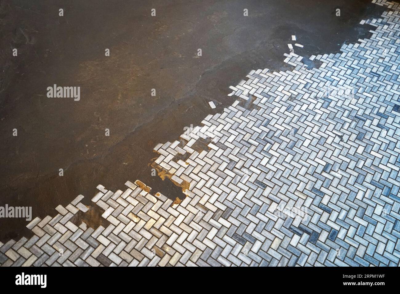 Kleine Mosaikfliesenstruktur mit Zementbeton Stockfoto