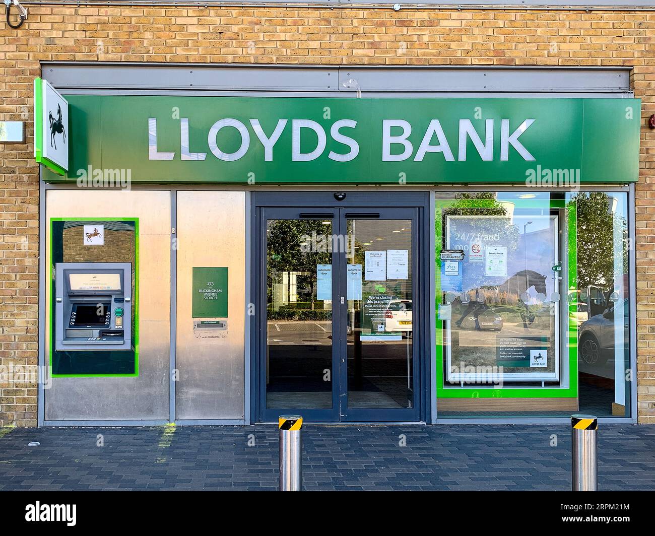 Slough, Berkshire, Großbritannien. September 2023. Eine weitere Filiale der Lloyds Bank schließt. Die Lloyds Bank auf dem Slough Trading Estate, die von vielen lokalen Unternehmen in der Region Slough genutzt wird, schließt am 5. Oktober 2023. Die Lloyds-Filiale in Windsor wurde kürzlich ebenfalls geschlossen. Quelle: Maureen McLean/Alamy Live News Stockfoto