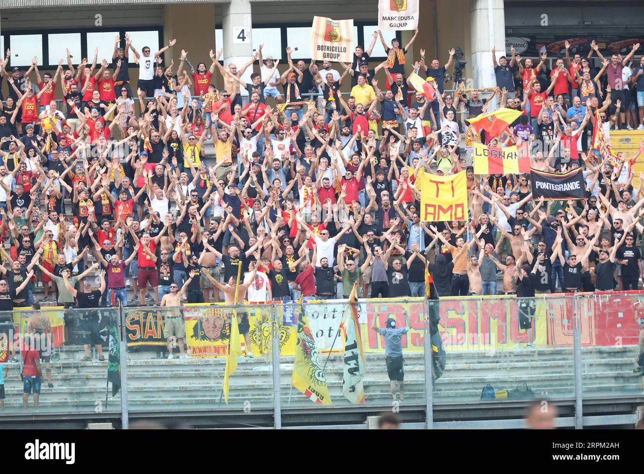 Padua, Italien. September 2023. Fans von uns Catanzaro während des Spiels der Serie B zwischen Lecco und Catanzaro im Stadio Euganeo am 3. September 2023 in Padua, Italien. (Foto: Matteo Bonacina/LiveMedia) Credit: Independent Photo Agency/Alamy Live News Stockfoto