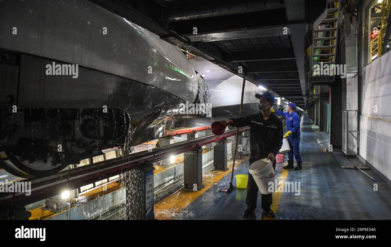 200127 -- NANNING, 27. Januar 2020 -- Mitarbeiter der China Railway Nanning Group Co., Ltd. Reinigen einen Hochgeschwindigkeitszug in Nanning, südchinesische autonome Region Guangxi Zhuang, 26. Januar 2020. Um die Sicherheit des Frühjahrsfestes zu gewährleisten, halten die Mitarbeiter der China Railway Nanning Group Co., Ltd. An ihrem Posten bei Reinigungs- und Seuchenschutzarbeiten für den Hochgeschwindigkeitszug fest. CHINA-GUANGXI-NANNING-RAILWAY-MAINTENANCE CN ZHANGXAILIN PUBLICATIONXNOTXINXCHN Stockfoto