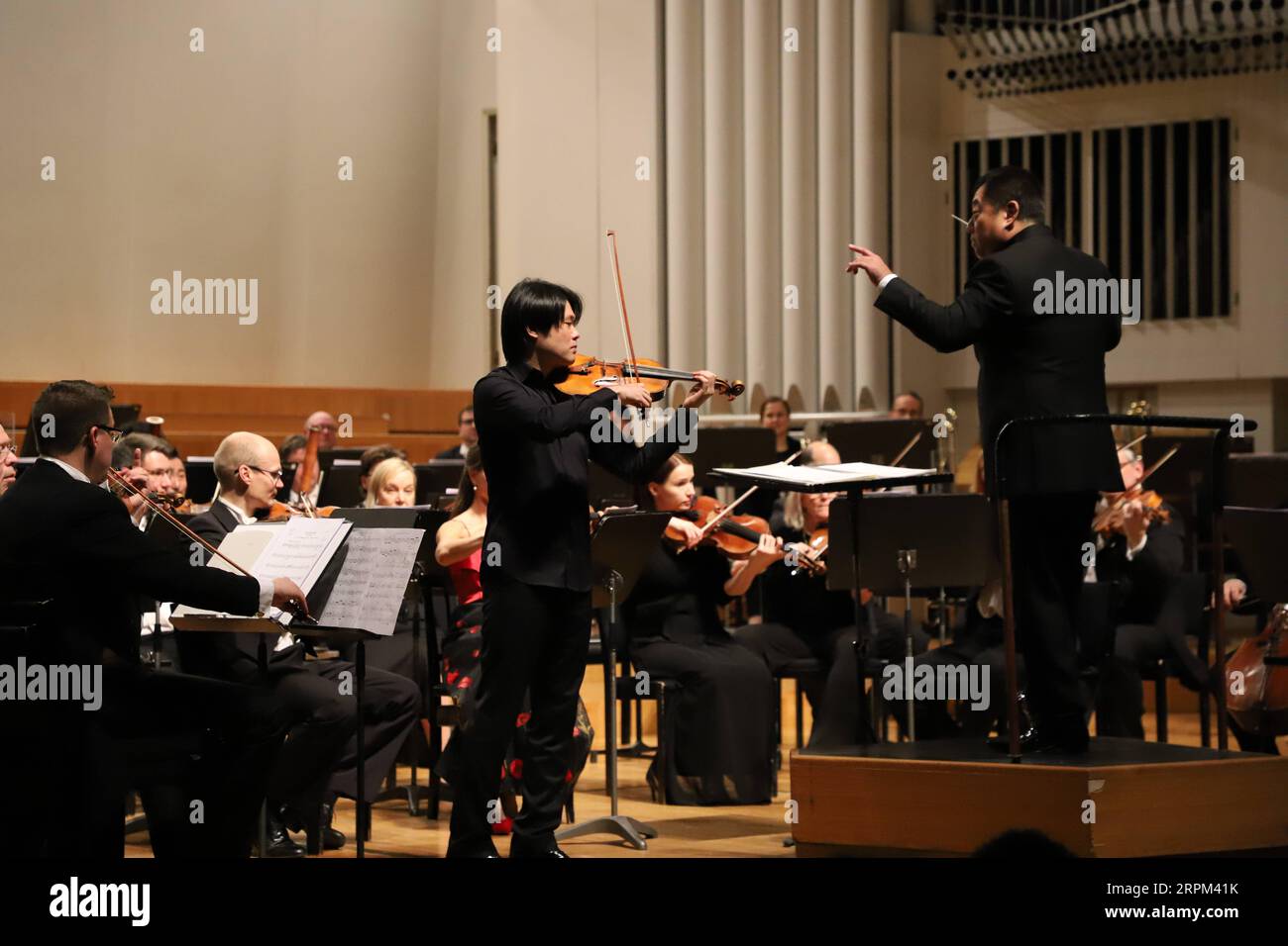 200128 -- HELSINKI, 28. Januar 2020 -- der chinesische Geiger Huang Mengla führt am 27. Januar 2020 in der Finlandia Music Hall in Helsinki, Finnland, das Violinkonzert The Butterfly Lovers auf. Finnlands erstes chinesisches Neujahrssymphoniekonzert fand hier am Montagabend in der Finlandia Music Hall statt und zog Hunderte von Zuschauern an. FINNLAND-HELSINKI-CHINESISCHE LUNAR NEUJAHRSSYMPHONIE ZHUXHAOCHEN PUBLICATIONXNOTXINXCHN Stockfoto