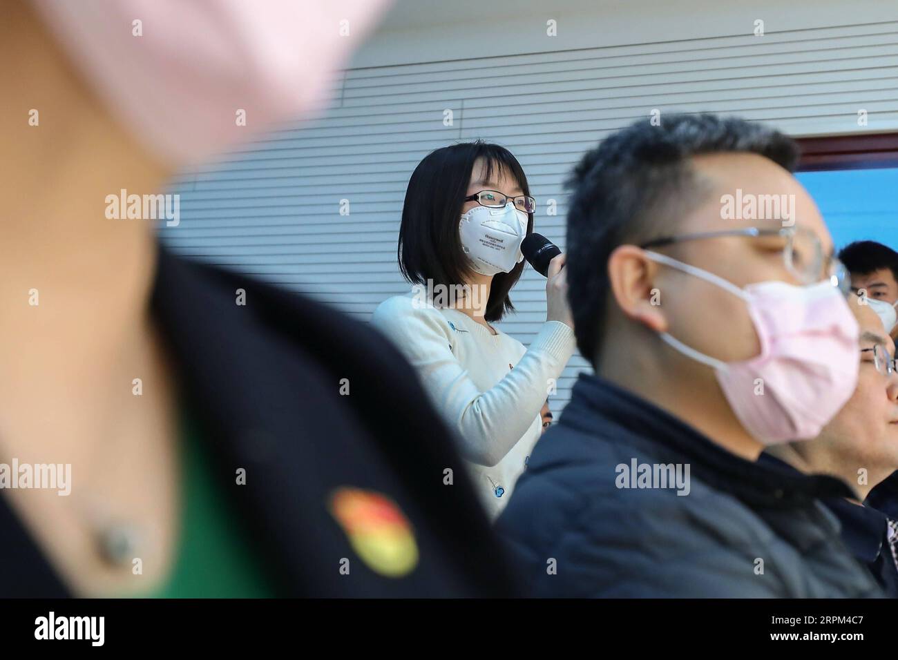 200128 -- PEKING, 28. Januar 2020 -- Ein Journalist stellt Fragen auf einer Pressekonferenz, die von der Nationalen Gesundheitskommission in Peking, der Hauptstadt Chinas, am 28. Januar 2020 abgehalten wird. Wuhan, im Zentrum eines Viruspneumonie-Ausbruchs, wird bald 10.000 Krankenhausbetten für infizierte Patienten reserviert haben, da die chinesischen Behörden alle notwendigen Mittel ergreifen, um das überforderte Gesundheitssystem der Stadt zu stärken. Jiao Yahui, ein Beamter der Nationalen Gesundheitskommission, erzählte einer Pressekonferenz am Dienstag in Peking, dass die Behörden über 5.300 Betten in verschiedenen Krankenhäusern in Wuhan für Nöte bestimmt haben Stockfoto