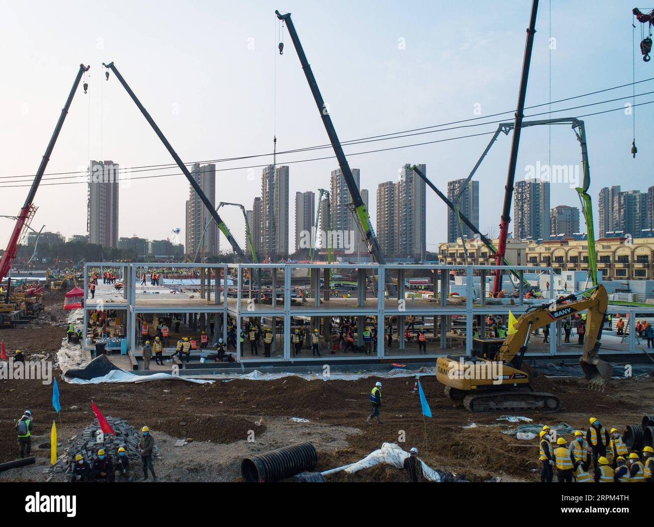 News Bilder des Tages 200129 -- WUHAN, 29. Januar 2020 -- Luftaufnahme aufgenommen am 28. Januar 2020 zeigt die Baustelle des Huoshenshan Krankenhauses in Wuhan, der zentralchinesischen Provinz Hubei. Der Bau des Huoshenshan-Krankenhauses, eines provisorischen Krankenhauses zur Behandlung von Patienten, die mit dem neuartigen Coronavirus infiziert sind, ist in Wuhan im Gange. CHINA-WUHAN-CORONAVIRUS-BEKÄMPFUNG-NOTDÜRFTIGER KRANKENHAUSBAU CN XIAOXYIJIU PUBLICATIONXNOTXINXCHN Stockfoto