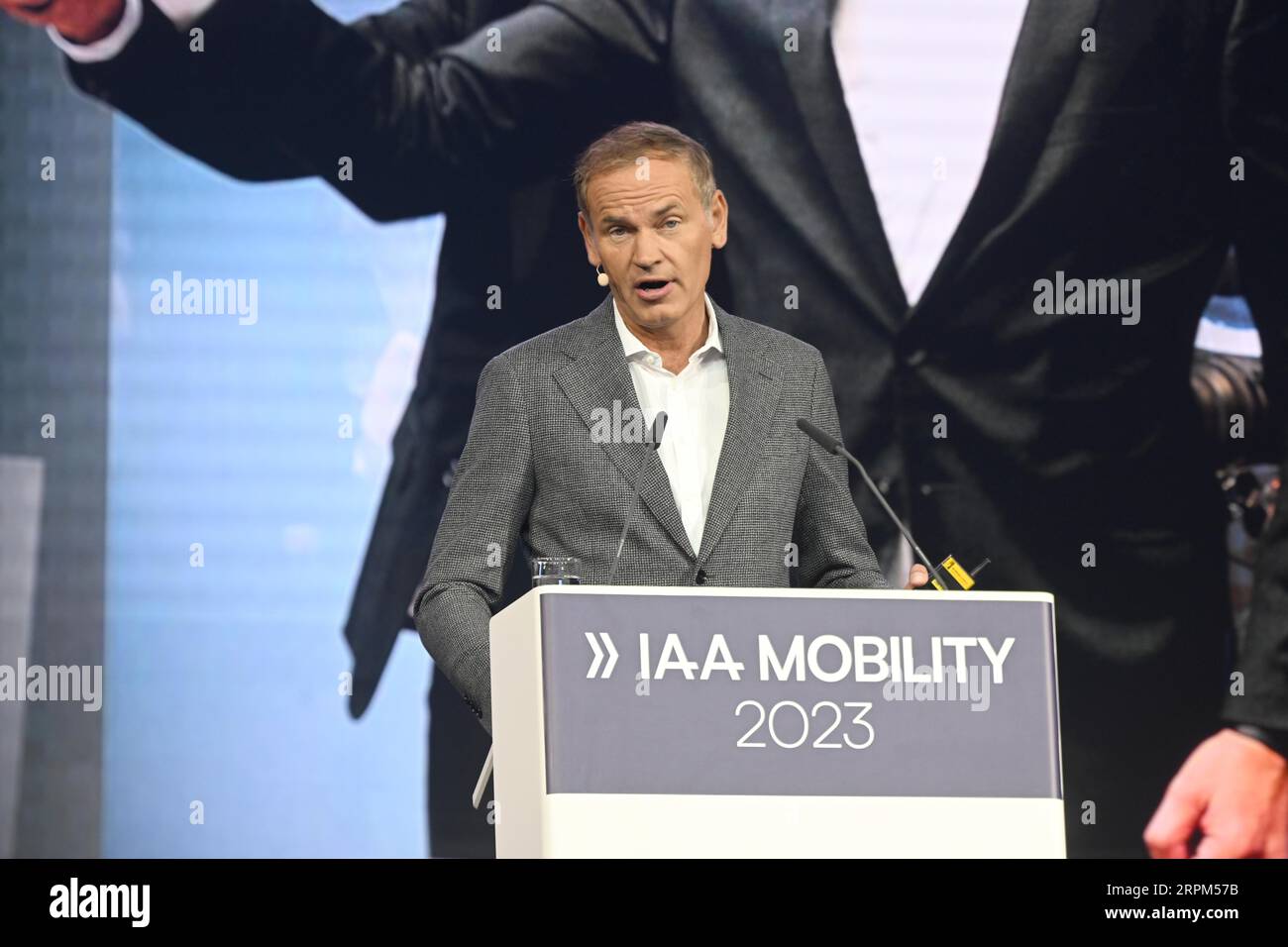 München, Deutschland. September 2023. Oliver Blume, CEO des Volkswagen Konzerns, nimmt an einer Podiumsdiskussion während der IAA MOBILITY Motor Show Teil. Die Internationale AUTOMOBIL-Ausstellung IAA MOBILITY 2023 findet vom 05. Bis 10. September in München statt. Quelle: Felix Hörhager/dpa/Alamy Live News Stockfoto