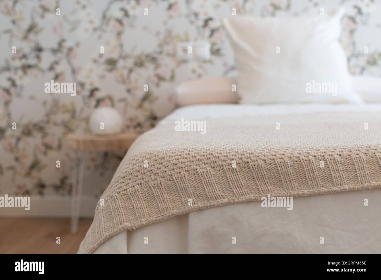 Nachttisch; Boden; Holz; Schlafzimmer; zwei; Bett; weiß; matt; beige; Tapete; Blumen; Vorhang; Regal; Natur; Stockfoto