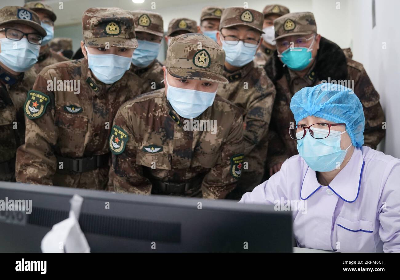 200131 -- PEKING, 31. Januar 2020 -- Mitglieder eines militärischen medizinischen Teams übernehmen die Arbeit eines medizinischen Mitarbeiters im Wuhan Jinyintan Hospital in Wuhan, Provinz Hubei in Zentralchina, 26. Januar 2020. Drei militärische medizinische Teams mit 450 Mitarbeitern begannen sofort nach der Ankunft in drei ausgewiesenen Krankenhäusern in Wuhan mit der Arbeit. Xinhua Schlagzeilen: Chinas beispiellose Maßnahmen effektiv Eindämmung der Epidemie ChengxMin PUBLICATIONxNOTxINxCHN Stockfoto