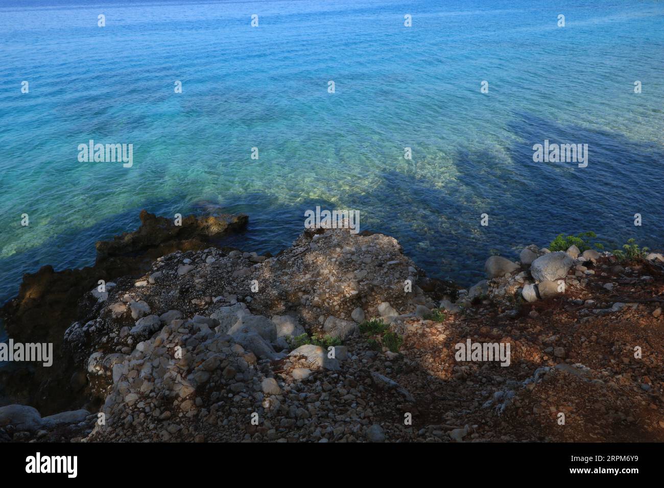 Kristallklares Wasser in der Adria an der Makarska Riviera in Kroatien Stockfoto