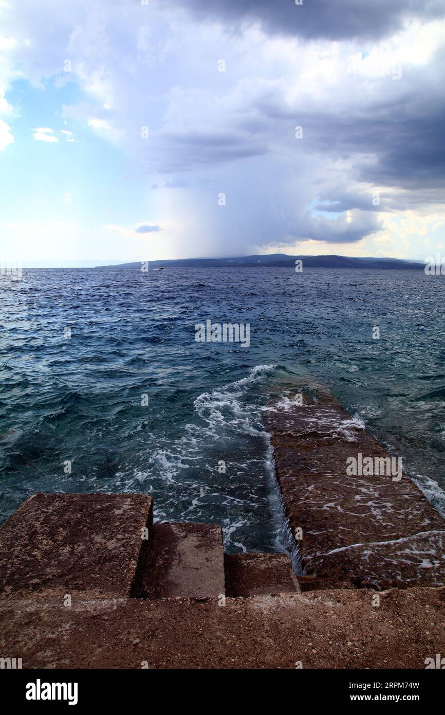 Raue Adria in Kroatien mit hohen Wellen Stockfoto